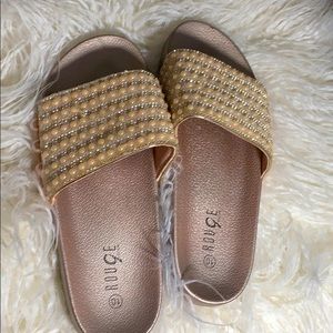 Brand New ladies Sanders